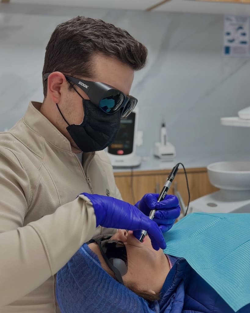 Atención cercana del Dr. Henry Valverde durante el procedimiento