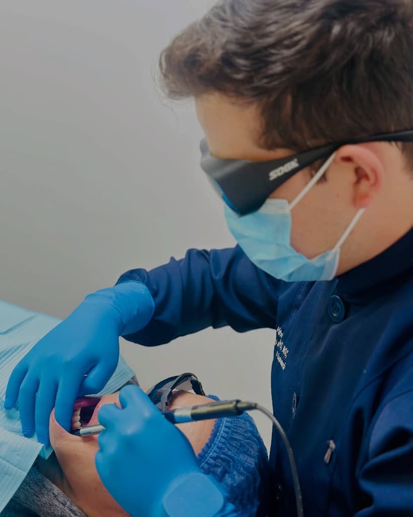 Dr. Henry Valverde realizando un tratamiento para conservar el diente