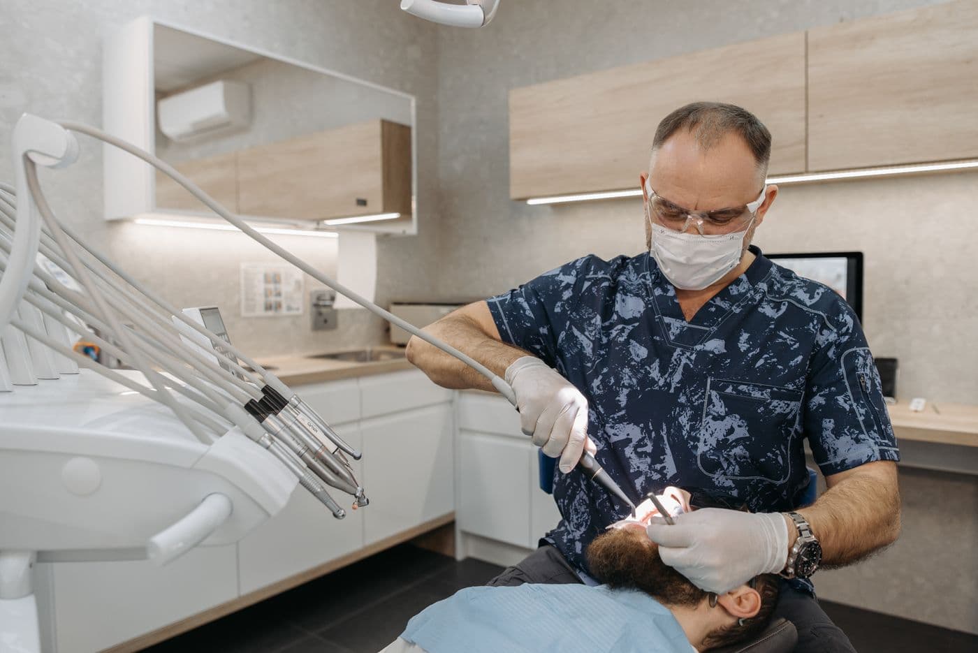 Equipo clínico durante un procedimiento quirúrgico dental