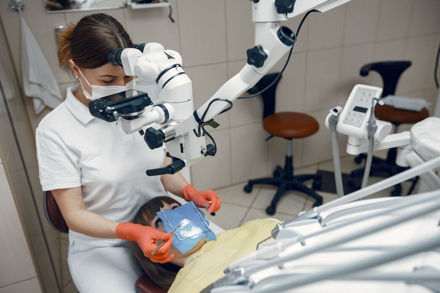 Retratamiento endodóntico con microscopio clínico